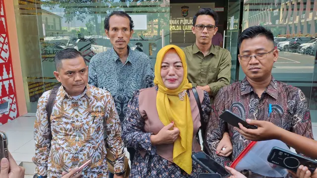 Wirna Wani, ibunda almarhum Pratama Wijaya Kesuma usai membuat laporan ke Polda Lampung atas dugaan kekerasan fisik yang dialami putranya ketika mengikuti Diksar Mahepel Unila. Foto : (Liputan6.com/Ardi).