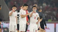 Para pemain Timnas Indonesia sedang meminum AQUA saat berlaga. (Foto: Istimewa)