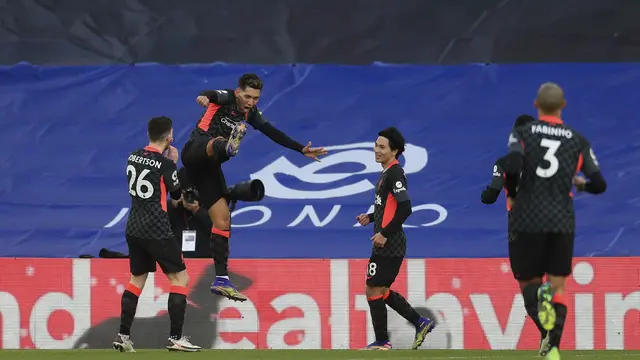 Selebrasi penyerang Liverpool, Roberto Firmino ketika melawan Crystal Palace di Selhurst Park, Sabtu (19/12/2020).