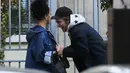 Mengenakan topi dan jaket Robert Pattinson tertawa ceria saat bercanda dengan FKA Twigs, Paris, (15/10/14). (Dailymail)