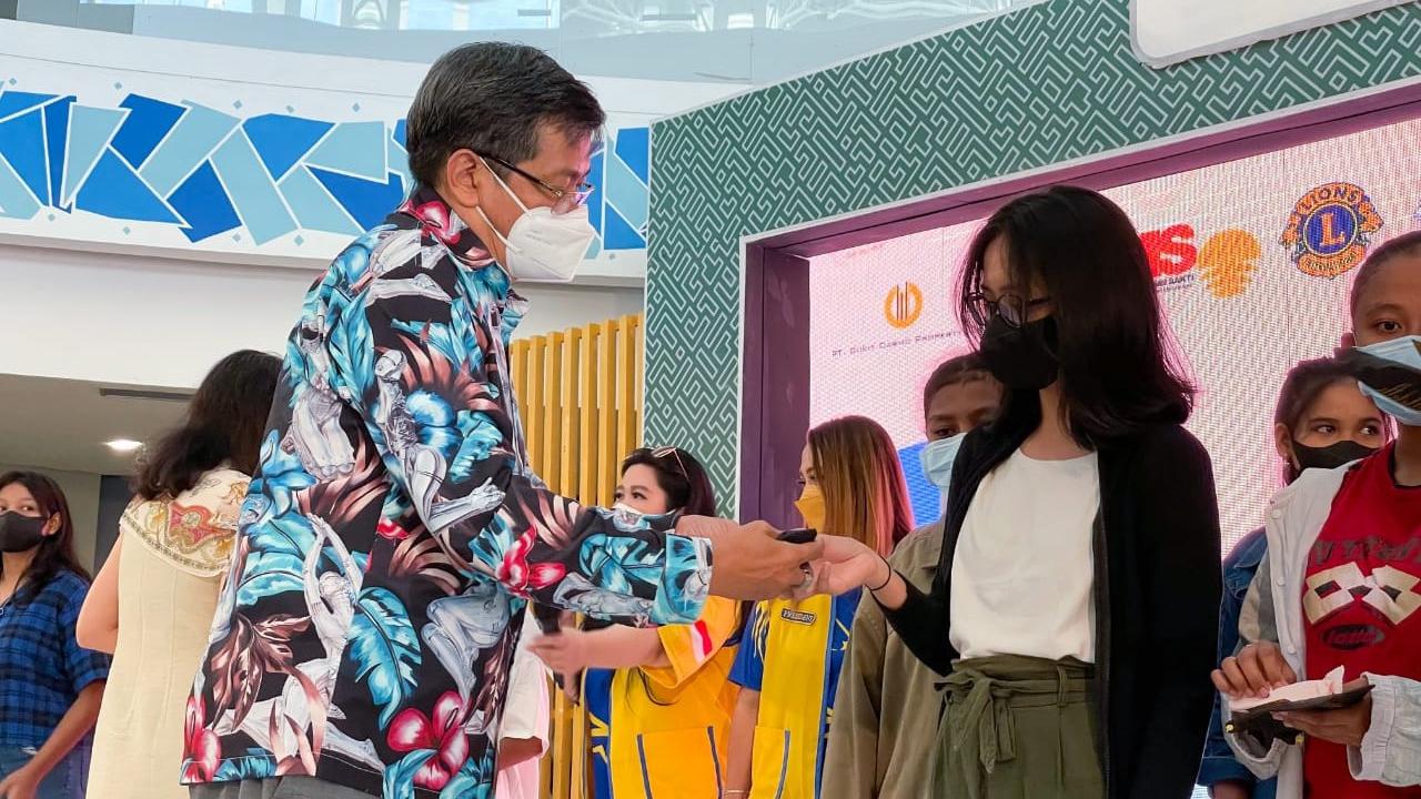 Platform Edukasi Money Management Viral Blast Global membagikan 250 kacamata gratis. (Dian Kurniawan/Liputan6.com)