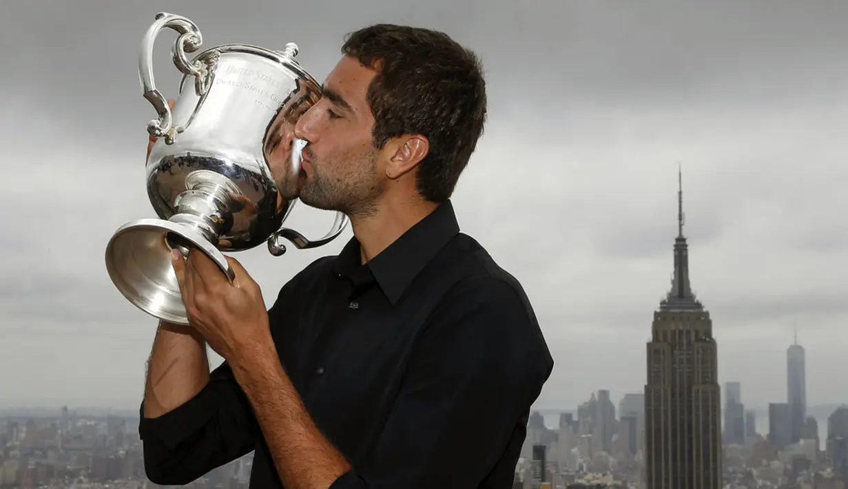 etenis Kroasia, Marin Cilic, mencium trofi US Open di Top of the Rock Observation Deck di Rockefeller Center, New York, (9/9/2014). (REUTERS/Shannon Stapleton)