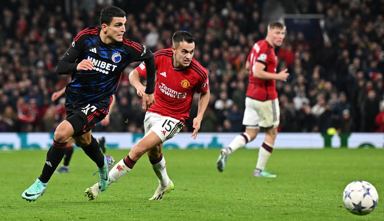 Pemain Manchester United, Sergio Reguilon (tengah) mengejar bola dibayangi pemain FC Copenhagen, Lukas Lerager pada laga Grup A Liga Champions 2023/2024 di Old Trafford, Manchester, Inggris, 24 Oktober 2023. (AFP/Paul Ellis)