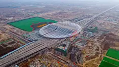 Foto dari udara menunjukkan lokasi konstruksi Stasiun Kereta Xiongan di Kawasan Baru Xiongan di Provinsi Hebei, China utara (20/12/2020). Stasiun Kereta Xiongan merupakan bagian dari jalur kereta antarkota Beijing-Xiongan. (Xinhua)