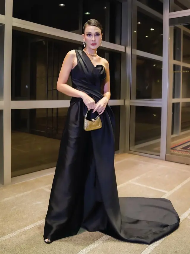 Inspirasi Glam Look ala Luna Maya (Instagram/@lunamaya)