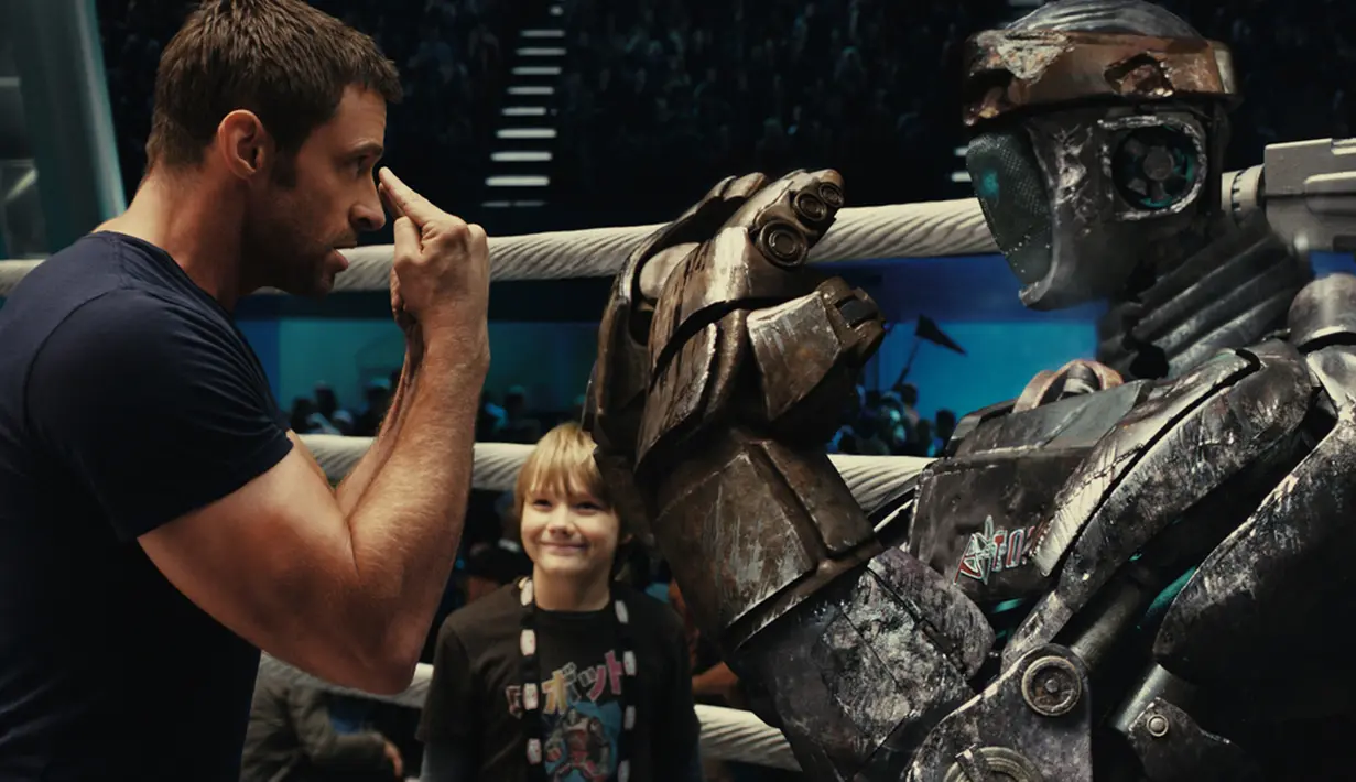 Menyebalkan dan menghibur, mewarnai adegan ayah dan anak - Charlie Kenton (Hugh Jackman) dan Max Kenton (Dakota Goyo) di Real Steel (2011) (Istimewa)