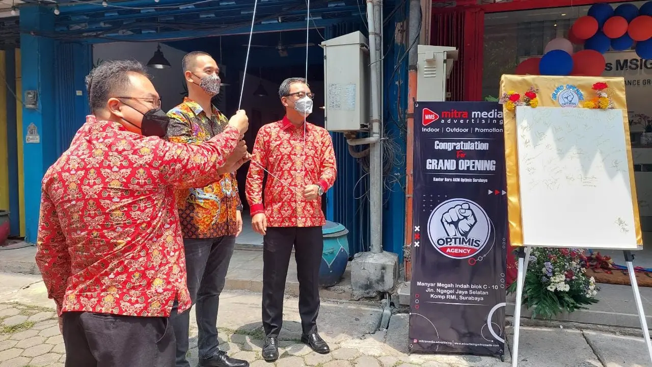 Putu Rangga Jayaprana, pemilik AKM Optimis Surabaya (tengah) saat peresmian di Surabaya. (Dian Kurniawan/Liputan6.com)