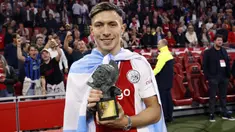 Pemain Ajax Amsterdam asal Argentina, Lisandro Martinez baru saja diresmikan sebagai rekrutan anyar Manchester United di bursa transfer musim panas 2022/2023. Nilai transfernya menjadi salah satu dari 5 transfer termahal pemain asal Argentina sepanjang sejarah. Berikut daftar lengkap 5 transfer tersebut. (AFP/ANP/Maurice van Steen)