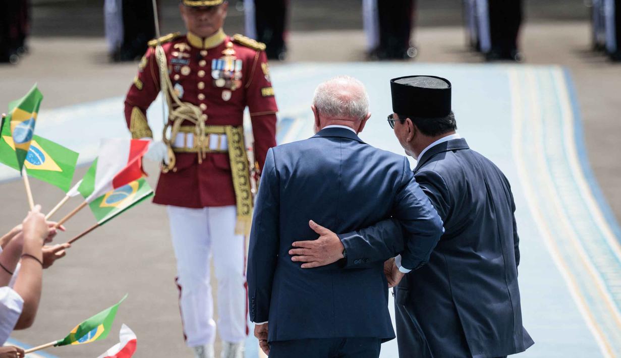 Usai mengikuti upacara penyambutan kedua kepala negara langsung menuju ruang dalam Istana Merdeka untuk melakukan pembicaraan bilateral. (Yasuyoshi CHIBA/AFP)