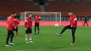 Para pemain Timnas Albania menjalani latihan ringan jelang laga uji coba melawan tuan rumah Timnas Austria, Minggu (27/3/2016) dini hari WIB. (Bola.com/Reza Khomaini)
