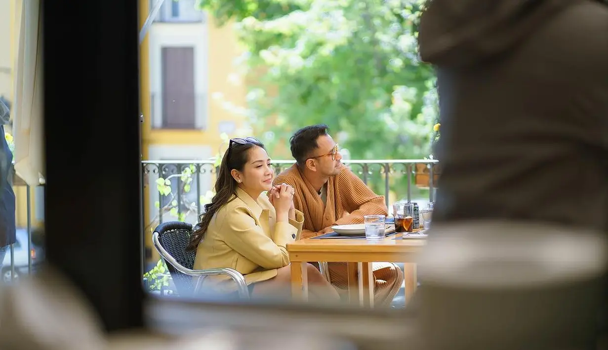 Tak hanya sekadar mesra, pasangan ini terlihat tampil kompak dengan outfit mahal yang mereka kenakan [@raffinagita1717]