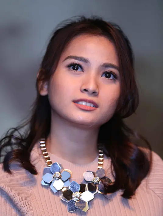 Pemeran dan juga penyanyi Menerima Kau Pergi itu mengakui bahwa bahasa Jawa sangatlah sulit. Terlebih dengan bahasa Jawa halus alias kromo inggil. Ia banyak belajar dari Hanung Bramantyo, Dian Sastro dan Ayu Shita. (Nurwahyunan/Bintang.com) 