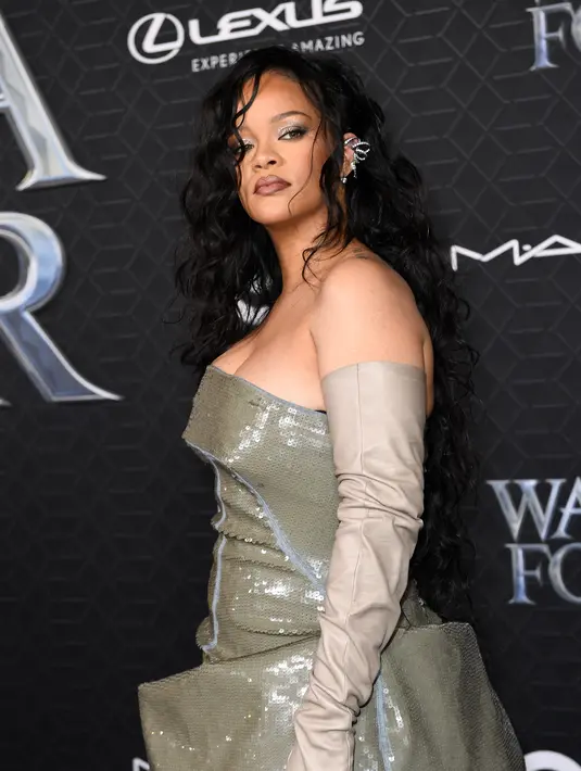 Rihanna berpose saat menghadiri pemutaran perdana film "Black Panther: Wakanda Forever" Marvel Studios di Dolby Theatre di Hollywood, California, pada 26 Oktober 2022. Rihanna memamerkan sosok pascapersalinannya yang luar biasa dalam gaun berpayet. (AFP/Valeri Macon)