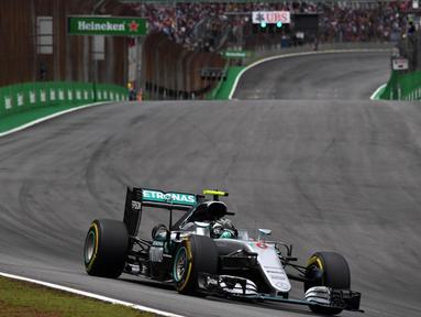 Pebalap Mercedes, Lewis Hamilton, merebut pole position setelah menjadi yang tercepat pada sesi kualifikasi F1 GP Brasil di Sirkuit Interlagos, Sabtu (12/11/2016). (AFP/Nelson Almeida)