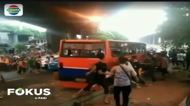 Warga Jakarta sebenarnya telah lama memendam kemarahan terhadap perilaku ugal-ugalan pengemudi bus metro mini selama ini