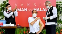 Presiden Joko Widodo atau Jokowi (tengah) bersiap menjalani penyuntikan vaksin COVID-19 di Istana Merdeka, Jakarta, Rabu (13/1/2021). Vaksinator Wakil Ketua Dokter Kepresidenan, Prof. dr. Abdul Muthalib, Sp.PD-KHOM, dibantu seorang asisten. (Biro Pers Sekretariat Presiden/Laily Rachev)