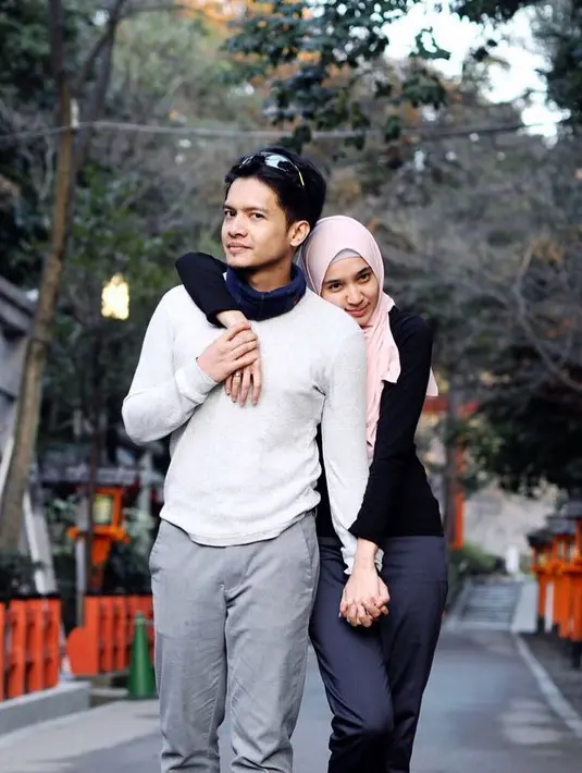 Saat usianya menginjak 26 tahun, Dhini memutuskan untuk menikah dengan aktor, Dimas Seto. Setelah menikah, wanita cantik ini pun memutuskan untuk mengurangi aktivitas di dunia hiburan. (Foto: instagram.com/dimasseto_1)