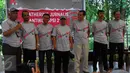 Ketua nonaktif Komisi Pemberantasan Korupsi (KPK) Abraham Samad (kedua kiri) dan Taufiqurahman Ruki (kiri) menghadiri acara Media Gathering di Camp Hulu Cai, Desa Tapos, Ciawi, Bogor, Jumat,(20/11). (Liputan6.com/Helmi Afandi)