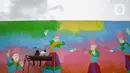 Pekerja menyelesaikan pembuatan mural di Flyover Gaplek, Tangerang Selatan, Rabu (10/3/2021). Dengan mengangkat budaya lokal, simbol-simbol Betawi digambar menggunakan 1.200 Liter cat beragam warna. dan mural ditargetkan rampung pada akhir Maret 2021. (Liputan6.com/Faizal Fanani)