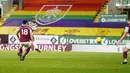 Paul Pogba, mencetak gol indah saat timnya bersua Burnley pada laga tunda pekan perdana Premier League. (Foto: Jon Super/Pool/AFP)