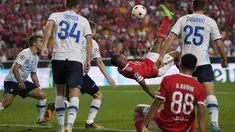 Penyerang Benfica David Neres (tengah) melakukan tendangan salto pada babak Play Off Liga Champions melawan Dynamo Kiev di Estadio da Luz, Lisboa, Portugal, Rabu (24/8/2022) dini hari WIB. Benfica melaju ke babak penyisihan grup Liga Champions musim 2022/2023 setelah menang 3-0 atas Dynamo Kiev. (AP Photo/Armando Franca)