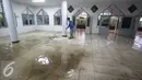 Seorang warga mengeluarkan air saat banjir menggenangi Mesjid An Nur di kawasan Pasar Minggu, Jakarta, Selasa (4/10). Banjir yang rutin menggenangi kawasan tersebut menyebabkan aktivitas warga serta ibadah terganggu. (Liputan6.com/Immanuel Antonius)