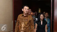 Gubernur  Basuki T Purnama dan Sutradara Lola Amaria berjalan untuk menonton film Jingga bersama puluhan tunanetra di Djakarta Theatre, Jakarta, Jumat (4/3). Film Jingga ini berkisah tentang kehidupan remaja tunanetra. (Liputan6.com/Herman Zakharia)