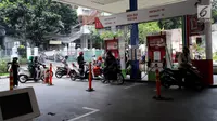 Sejumlah kendaraan mengisi bahan bakar minyak (BBM) di SPBU Kuningan Jakarta, Sabtu (5/5). Penambahan subsidi solar akan berkisar Rp 500 hingga Rp 1.500 per liter. (Liputan6.com/Johan Tallo)