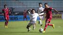 <p>Pemain Timnas Indonesia U-17, M Riski Afrisal (kanan)&nbsp;berusaha melewati hadangan pemain Timnas Guam U-17 dalam&nbsp;pertandingan Grup B Kualifikasi Piala Asia U-17 2023 yang berlangsung di Stadion Pakansari, Bogor, Senin (3/10/2022). (Bola.com/Bagaskara Lazuardi)</p>