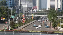 Arus lalu lintas di kawasan Bundaran HI, Jakarta, Minggu (18/6). Pelaksanaan car free day di Jalan Sudirman - MH Thamrin yang rutin digelar setiap pekan, ditiadakan sementara mulai 18 Juni hingga 2 Juli 2017. (Liputan6.com/Immanuel Antonius)