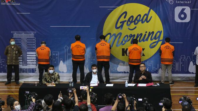 Wakil Ketua KPK, Nawawi Pomolango (tengah duduk) memberi keterangan terkait penetapan Menteri Kelautan dan Perikanan, Edhy Prabowo bersama empat lainnya sebagai tersangka kasus dugaan suap calon eksportir benih lobster di Gedung KPK Jakarta, Rabu (25/11/2020). (Liputan6.com/Helmi Fithriansyah)