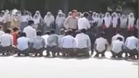 Screenshot video penganiayaan yang dilakukan oknum guru SMA di Bekasi kepada siswanya. (Liputan6.com/Bam Sinulingga)