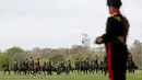 Anggota Raja Pasukan Royal Horse tiba untuk menembakkan meriam dalam menyambut kelahiran anak ketiga Pangeran William dan Kate Middleton di London, Selasa (24/4). Upacara penghormatan itu dilaksanakan pasukan artileri berkuda kerajaan. (AFP/Adrian DENNIS)