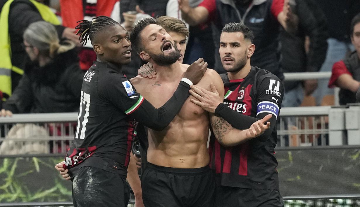 Kemenangan juga membuat anak asuh Stefano Pioli tetap menjaga posisinya. Milan masih di posisi dua dengan 29 poin dari 13 laga, masih terpaut 6 angka dari Napoli. (AP/Antonio Calanni)