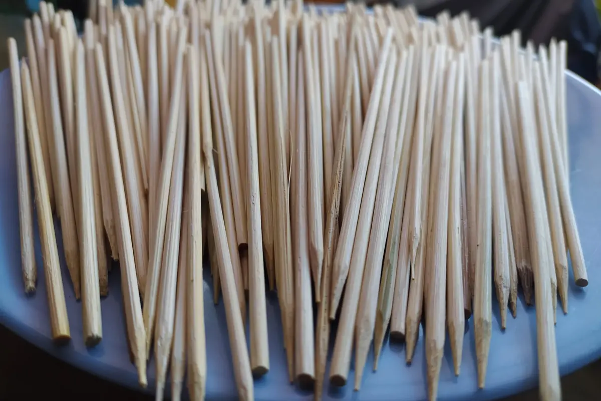 Pemberlakuan PPKM Darurat Covid-19 tak menghalangi warga untuk tetap melestarikan tradisi nyate, walhasil kebutuhan tusuk sate pun terbilang tinggi.