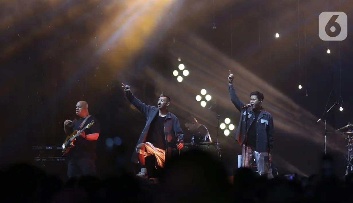 Grup musik RAN tampil pada hari pertama BNI Java Jazz Festival 2022 di JIExpo Kemayoran, Jakarta, Jumat (27/5/2022). Perhelatan musik BNI Java Jazz Festival 2022 digelar pada 27-29 Mei dengan menampilkan musisi-musisi dari dalam dan luar negeri. (Liputan6.com/Johan Tallo)