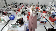 Pekerja menyelesaikan pembuatan mukena di pabrik busana muslim Siti Khadijah di kawasan Limo, Depok, Jawa Barat, Rabu (7/4/2021). Jelang Bulan Ramadan permintaan busana mukena di Siti Khadijah yang dijual dengan harga Rp 500 ribu hingga Rp 3,5 meningkat hingga 100 persen. (merdeka.com/Arie Basuki)