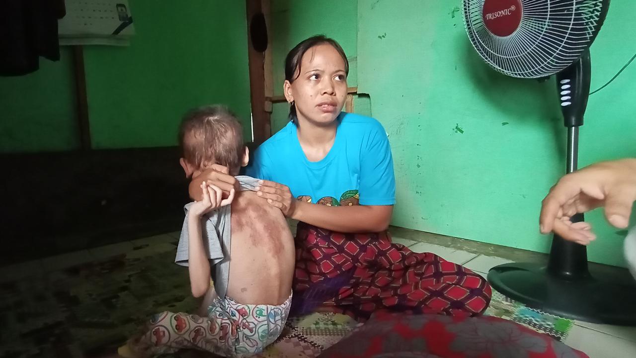 Maiyah dan putri sulungnya yang lumpuh sejak berusia 4 bulan