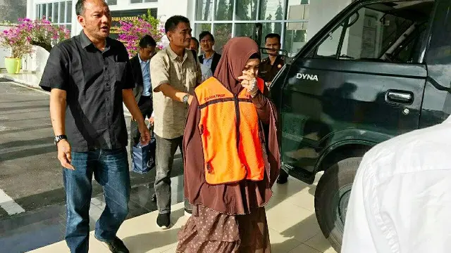 Salah satu terdakwa kasus korupsi pegadaan alat kesehatan digiring jaksa memasuki mobil tahanan.