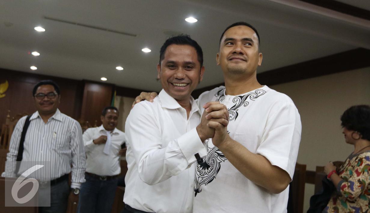 Terpidana kasus pencabulan Saipul Jamil bersalaman dengan Terdakwa Kasman Sangaji usai menjalani sidang terkait kasus suap panitera pengganti PN Jakarta Utara di Pengadilan Tipikor, Jakarta, Senin (19/9). (Liputan6.com/Helmi Afandi)