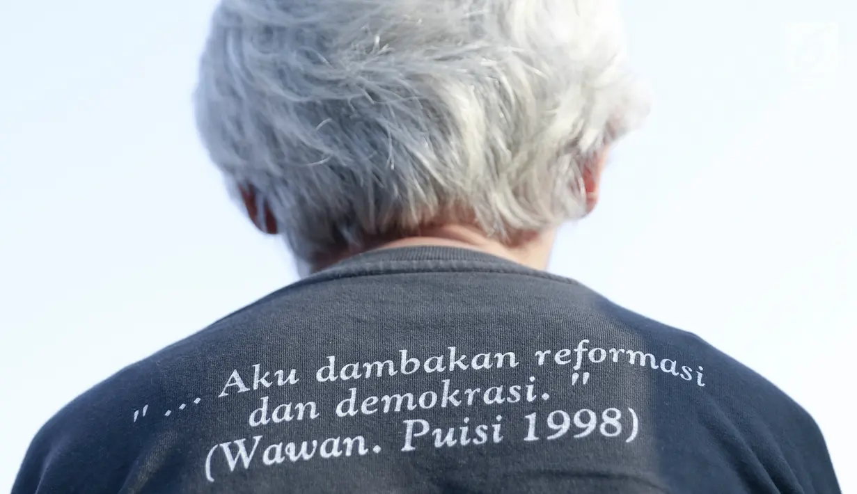 Massa Jaringan Solidaritas Korban untuk Keadilan (JSKK) saat menggelar aksi Kamisan di depan Istana Negara, Jakarta, Kamis (30/8). JSKK menuntut pemerintah segera menyelesaikan kasus pelanggaran HAM berat masa lalu. (Liputan6.com/Immanuel Antonius)