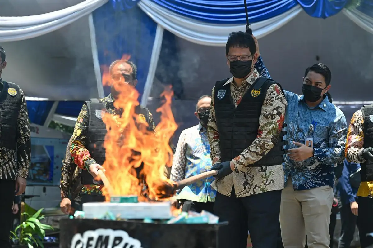 Menteri Keuangan (Menkeu) Purbaya Yudhi Sadewa membakar rokok ilegal di di Surabaya, Jawa Timur, Kamis (2/10/2025). (Dok Kemenkeu)