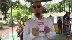 Musisi Ahmad Dhani menunjukan surat suara jelang mencoblos di TPS 024 Pondok Pinang, Jakarta, Rabu (19/4).  Dhani secara terbuka sampaikan pilih Anies Baswedan yang berpasangan dengan Sandiaga Uno. (Liputan6.com/Herman Zakharia)