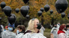 Para petugas medis yang mengenakan masker memegang balon hitam di Bucharest, Rumania, Selasa (17/11/2020). Aksi tersebut untuk mengenang pasien COVID-19 yang tewas dalam kebakaran di instalasi gawat darurat rumah sakit di Piatra Neamt, Rumania pada 14 November 2020 lalu. (AP Photo/Vadim Ghirda)