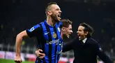 Pemain Inter Milan, Stefan de Vrij melakukan selebrasi setelah mencetak gol penyeimbang 1-1 ke gawang AC Milan dalam laga lanjutan Liga Italia 2024/2025 di San Siro, Milan, Italia, Senin (03/02/2025) WIB. (AFP/Piero Cruciatti)