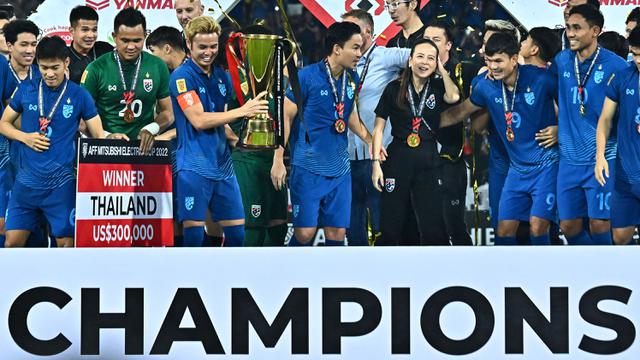 Foto: Semringahnya Madam Pang setelah Sukses Persembahkan Gelar Back to Back Thailand di Piala AFF 2022, Theerathon dan Kolega Diguyur Bonus