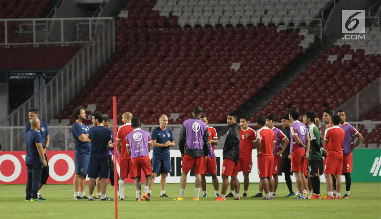 Pemain Johor Darul Takzim melakukan latihan resmi jelang laga penyisihan Grup H Piala AFC 2018 melawan Persija di Stadion GBK, Jakarta, Senin (9/4). Laga kedua tim akan digelar, Selasa (10/4). (Liputan6.com/Helmi Fithriansyah)