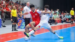 Kedua tim sama-sama tampil agresif dan memeragakan pressing ketat. Tampak dalam foto, pemain Timnas Futsal Indonesia, Israr Megantara (kiri) saat bertanding melawan Irak pada laga penyisihan Grup A Piala Asia Futsal 2026 di Indonesia Arena, Kompleks Gelora Bung Karno, Senayan, Jakarta, Sabtu (31/1/2026). (Bola.com/Bagaskara Lazuardi)