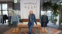 Denim Kustom Andalan Rose BLACKPINK yang Menyatu dengan Gaya Personal