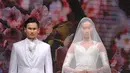 Model berpose mengenakan koleksi busana pengantin pada pameran pernikahan yang bertajuk Unveil, From Indonesia to the World di Grand Ballroom Shangri-La Hotel, Jakarta, Jumat (5/6/2015). (Liputan6.com/Herman Zakharia)